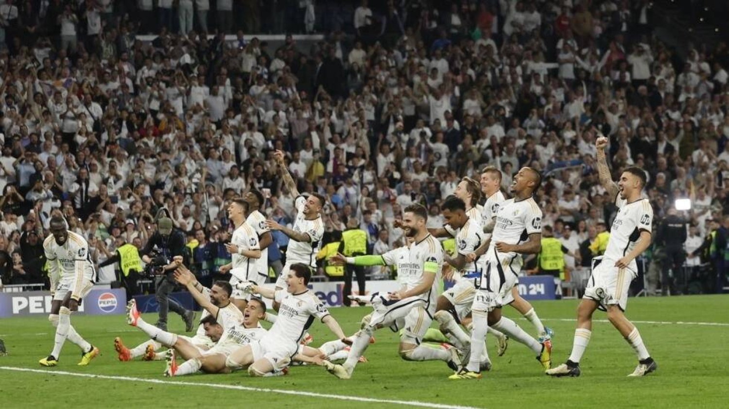 Real Madrid's players celebrate victory at the end of the Champions League semi-final second leg against Bayern Munich. OSCAR DEL POZO / AFP
