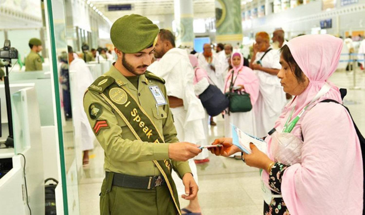 The General Directorate of Passports assigns students who speak English, Spanish, Indonesian, Japanese, Persian, Urdu, Turkish and other languages to the airports in Jeddah and Madinah in order to facilitate communication and dealing with Hajj pilgrims. (SPA)
