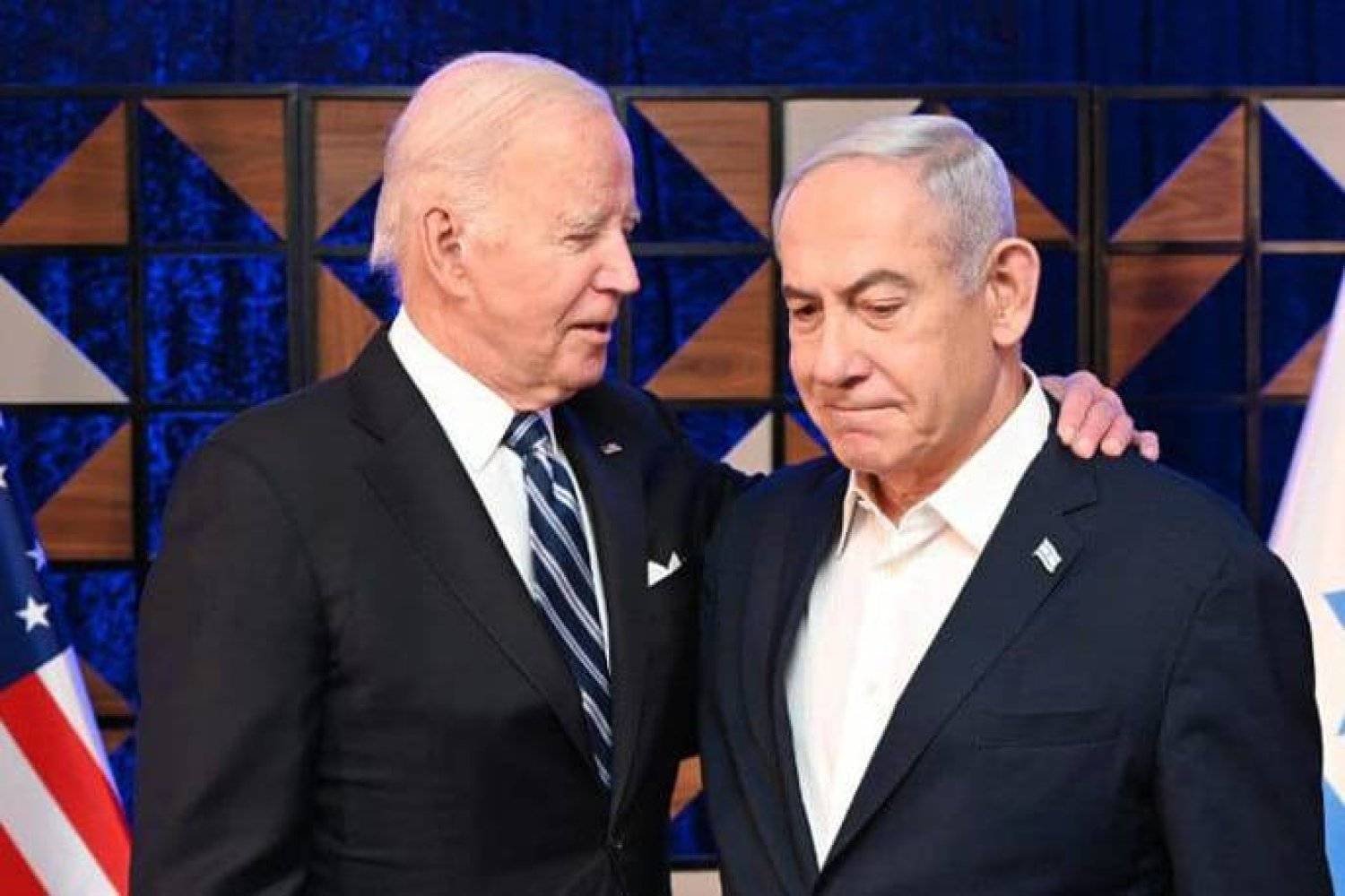 FILED - 18 October 2023, Israel, Tel Aviv: US President Joe Biden (L) comforts Israeli Prime Minister Benjamin Netanyahu during a joint press conference. Photo: Avi Ohayon/GPO/dpa