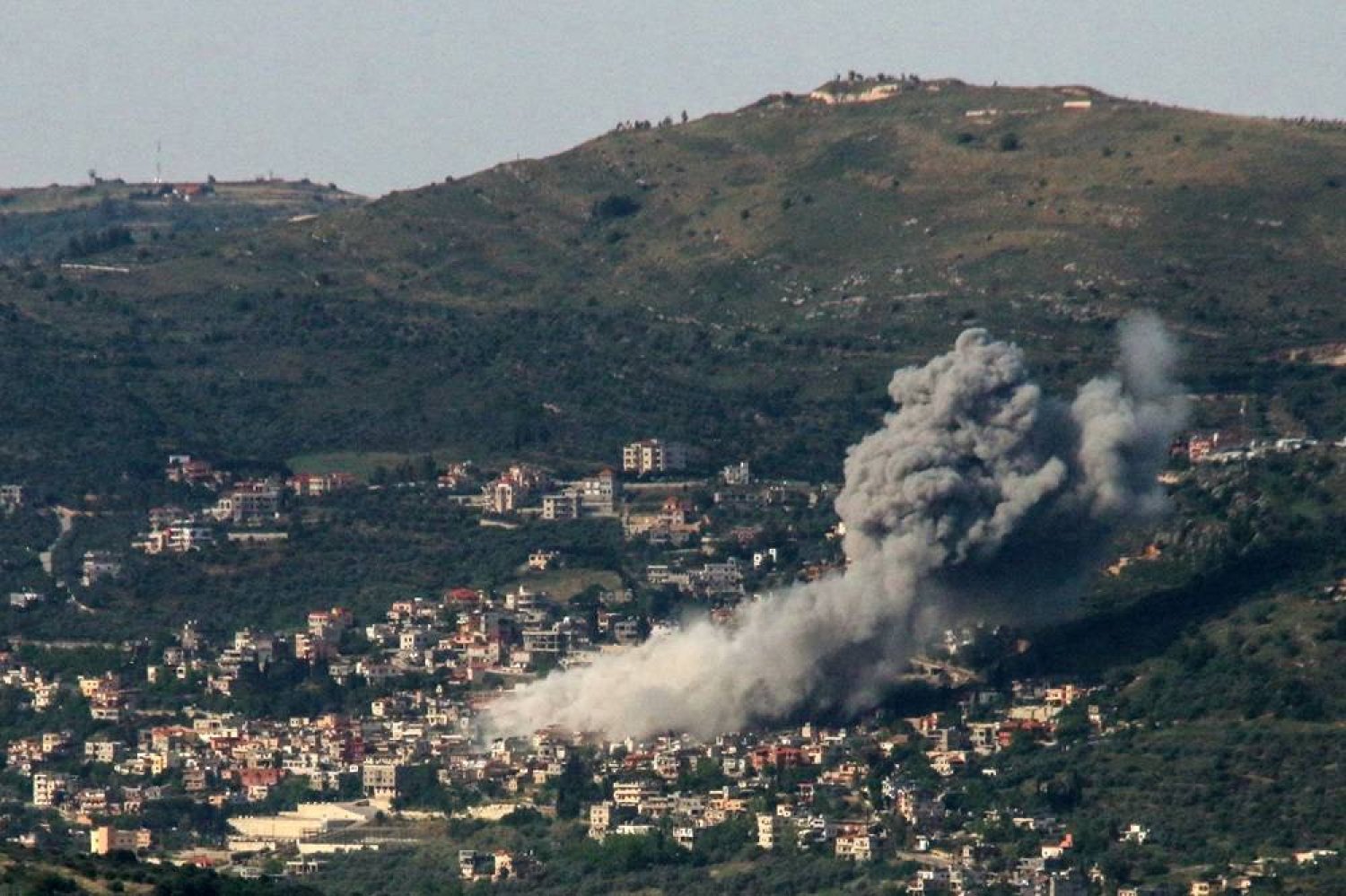  Smoke billows over the southern Lebanese village of Kfar Kila following Israeli bombardment on May 10, 2024, amid ongoing cross-border clashes between Israeli troops and Hezbollah fighters. (AFP) 