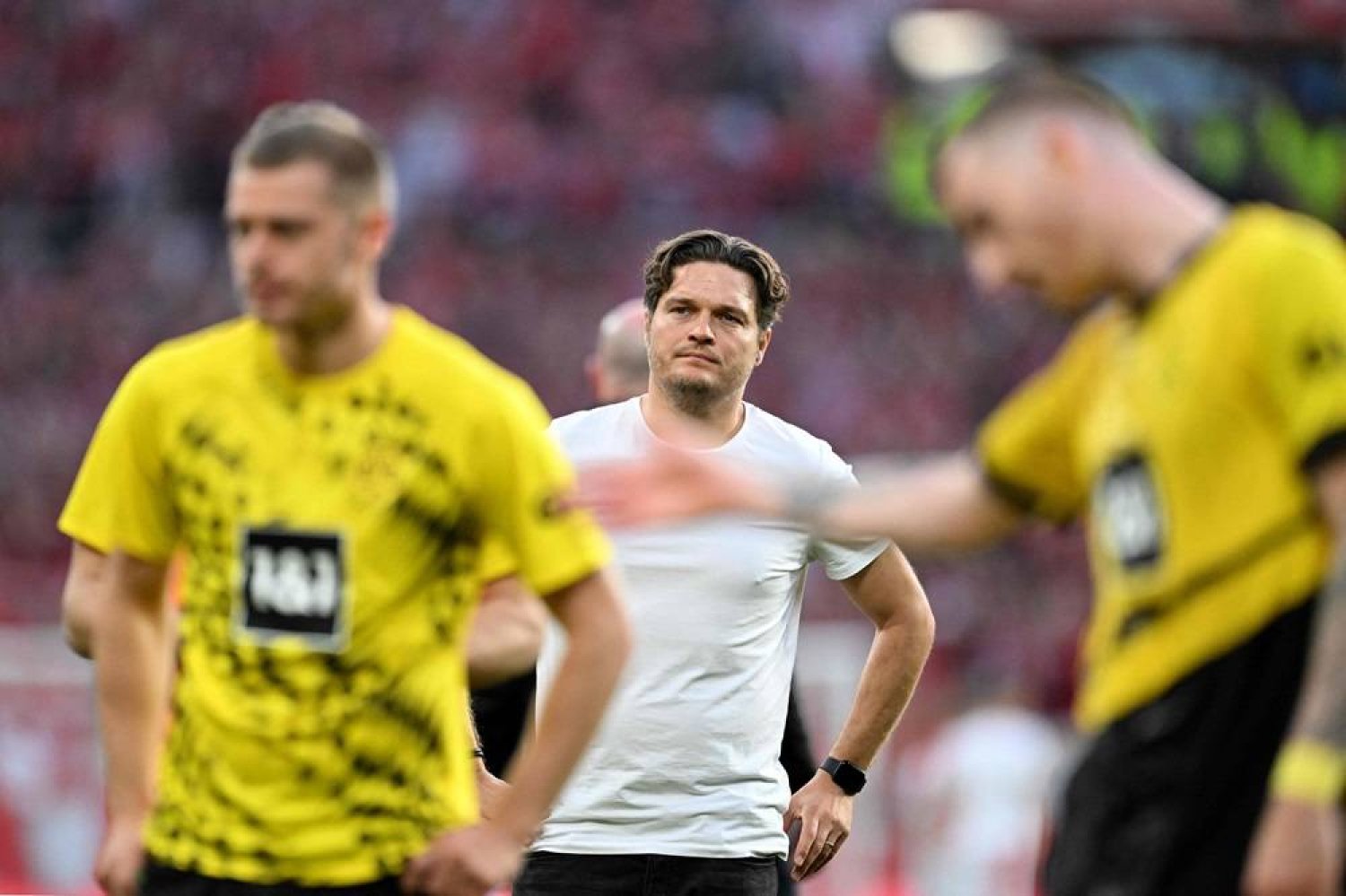 Dortmund's German head coach Edin Terzic (C) reacts with players after the German first division Bundesliga football match between Mainz 05 and BVB Borussia Dortmund in Mainz, western Germany on May 11, 2024. (AFP)  