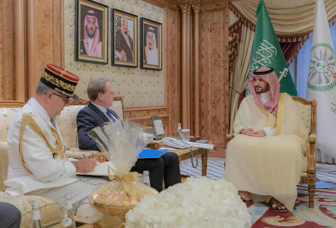 Le ministre saoudien de la Défense rencontre l’ambassadeur de France au Royaume
