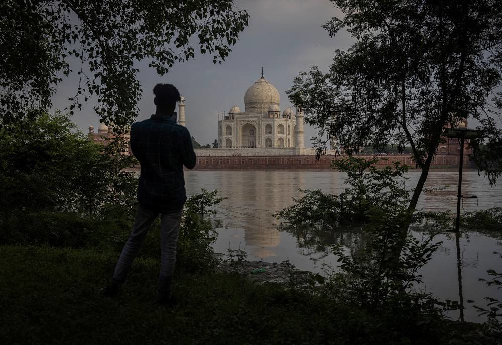 Řeka Yamuna v Indii překrývá stěny Tádž Mahalu po vydatném dešti