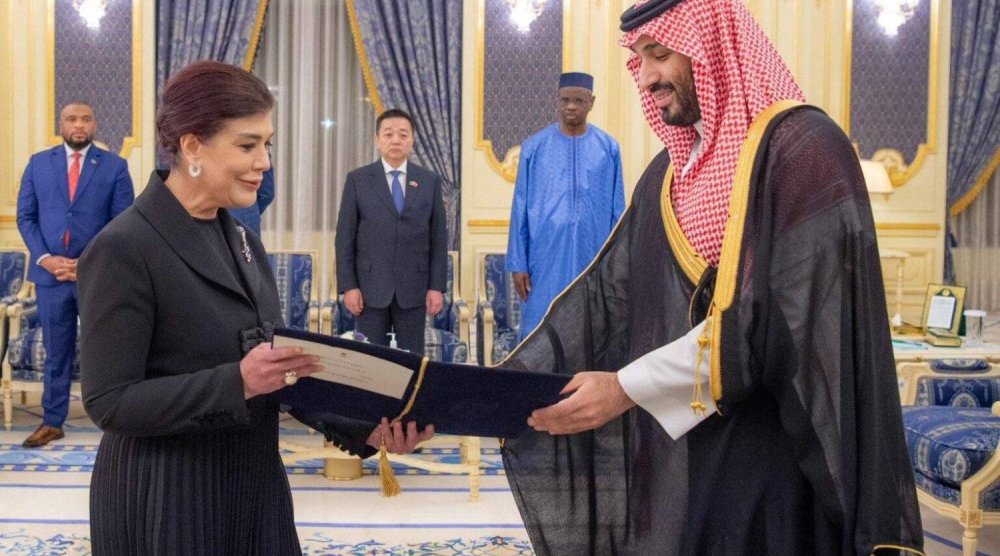 Iraq’s new Ambassador to Saudi Arabia Safia Taleb Al Souhail presents her credentials to Prince Mohammed bin Salman, Crown Prince and Prime Minister, in Jeddah on Tuesday. (SPA) 
