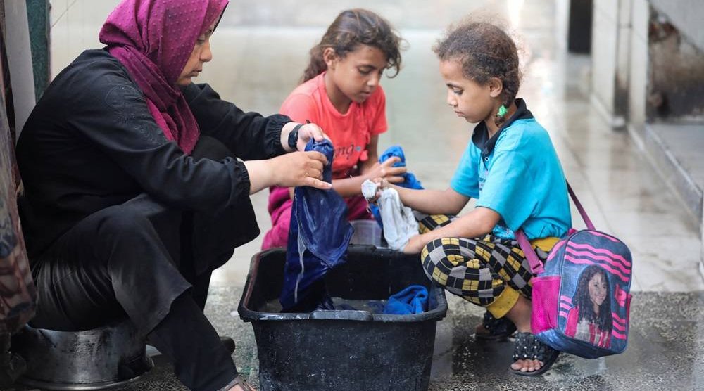  Displaced Palestinians, who fled their homes due to Israeli strikes, wash clothes as they shelter in a UNRWA-affiliated school, amid the ongoing conflict between Israel and Hamas, in Deir Al-Balah, in the central Gaza Strip April 23, 2024. (Reuters)